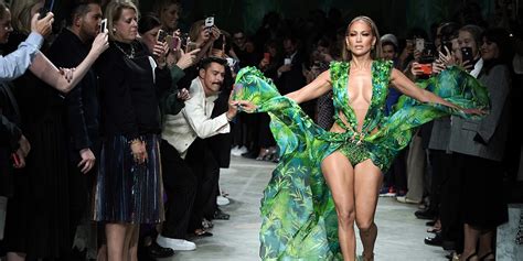 vestito versace jennifer lopez costo|jennifer lopez versace vestido.